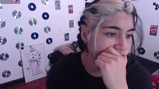 Snapshot of abril666 chatting on December 16, 3:17 pm abril666 online show from December 16, 3:17 pm