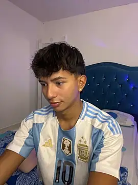 Snapshot of Leonarrrd_01 chatting on October 11, 10:30 pm Leonarrrd 01 online show from October 11, 10:30 pm