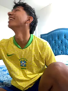 Snapshot of Leonarrrd_01 chatting on October 12, 7:35 pm Leonarrrd 01 online show from October 12, 7:35 pm