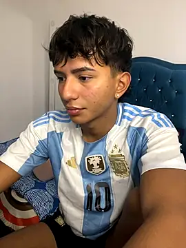 Snapshot of Leonarrrd_01 chatting on October 18, 10:32 pm Leonarrrd 01 online show from October 18, 10:32 pm