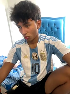 Snapshot of Leonarrrd_01 chatting on October 21, 8:09 pm Leonarrrd 01 online show from October 21, 8:09 pm