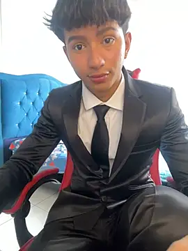 Snapshot of Leonarrrd_01 chatting on November 7, 6:19 pm Leonarrrd 01 online show from November 7, 6:19 pm