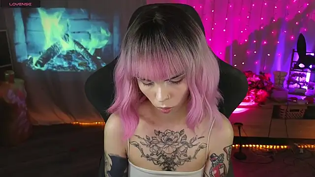 Snapshot of Kerry_Kirk chatting on March 12, 11:22 pm Kerry Kirk online show from March 12, 11:22 pm