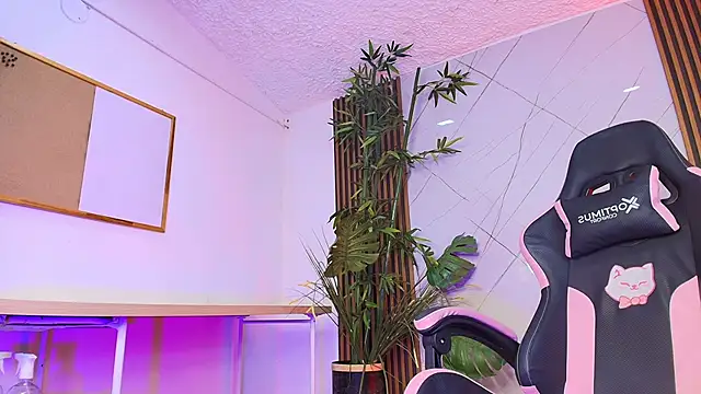 Snapshot of Fluffy_Bubble21 chatting on March 2, 7:15 am Fluffy Bubble21 online show from March 2, 7:15 am