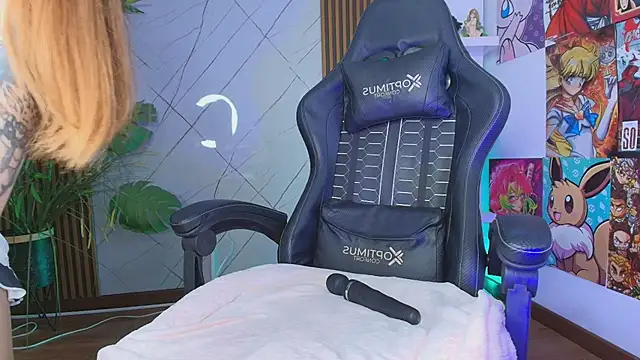 Snapshot of Fluffy_Bubble21 chatting on April 6, 4:46 am Fluffy Bubble21 online show from April 6, 4:46 am