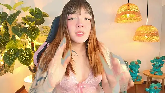 Snapshot of Fluffy_Bubble21 chatting on April 12, 4:28 am Fluffy Bubble21 online show from April 12, 4:28 am