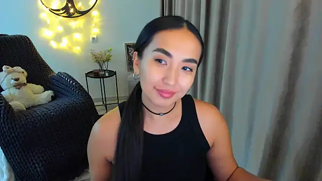 Snapshot of worldofkim chatting on February 1, 8:07 pm worldofkim online show from February 1, 8:07 pm