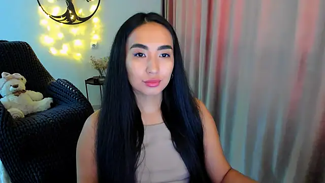 Snapshot of worldofkim chatting on February 6, 10:40 am worldofkim online show from February 6, 10:40 am