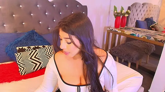 Miia Thompsonn online show from December 19, 3:35 am