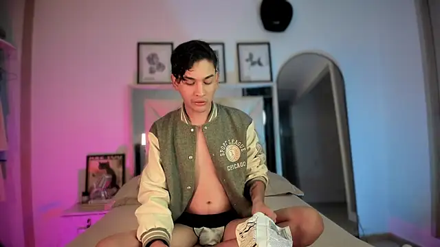 Adriien19 online show from December 3, 11:36 pm