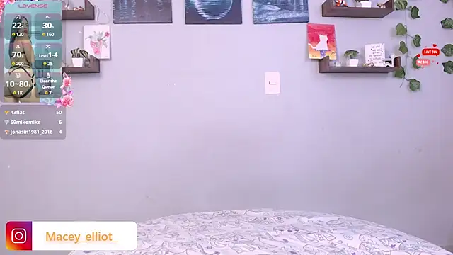 Snapshot of macey_elliot_ chatting on January 17, 8:11 pm macey elliot online show from January 17, 8:11 pm