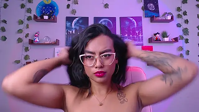 Snapshot of macey_elliot_ chatting on February 7, 4:24 pm macey elliot online show from February 7, 4:24 pm