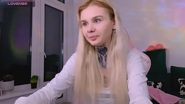 Britney Lynch online show from March 14, 6:24 pm