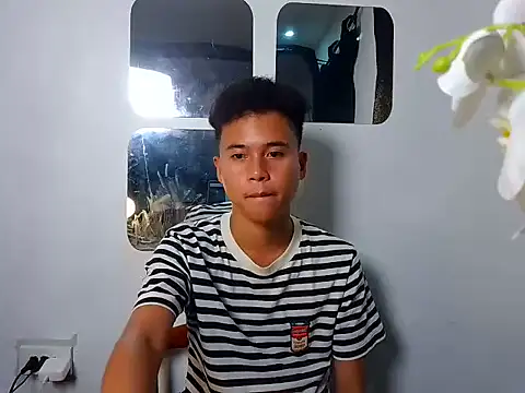 Snapshot of Asiantwink21 chatting on September 24, 7:39 pm Asiantwink21 online show from September 24, 7:39 pm