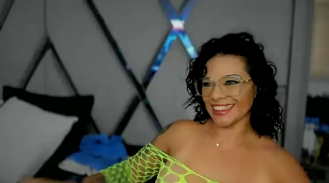 paula daniela1 online show from January 7, 8:10 pm