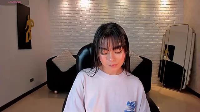 Snapshot of GigiLee_ chatting on January 5, 2:27 am GigiLee online show from January 5, 2:27 am