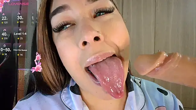 Snapshot of leahtemptation3 chatting on June 19, 11:52 pm leahtemptation3 online show from June 19, 11:52 pm