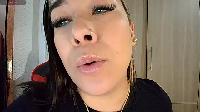 Snapshot of leahtemptation3 chatting on June 21, 7:33 am leahtemptation3 online show from June 21, 7:33 am