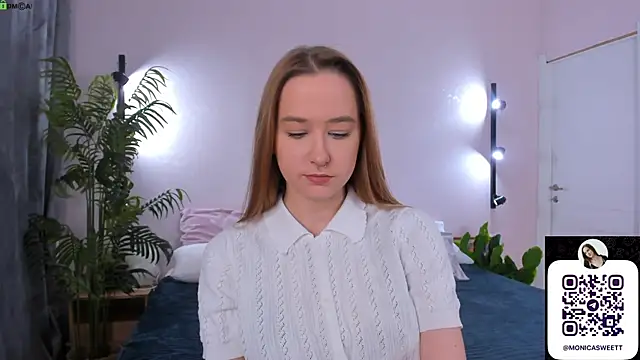 Snapshot of Sweett_Monica chatting on May 22, 1:02 am Sweett Monica online show from May 22, 1:02 am