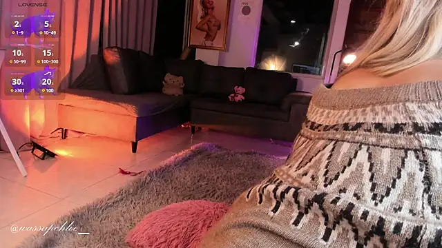 misschloe   online show from March 4, 11:32 pm