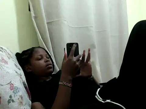 Snapshot of queen-sasha chatting on October 22, 5:24 pm queen-sasha online show from October 22, 5:24 pm