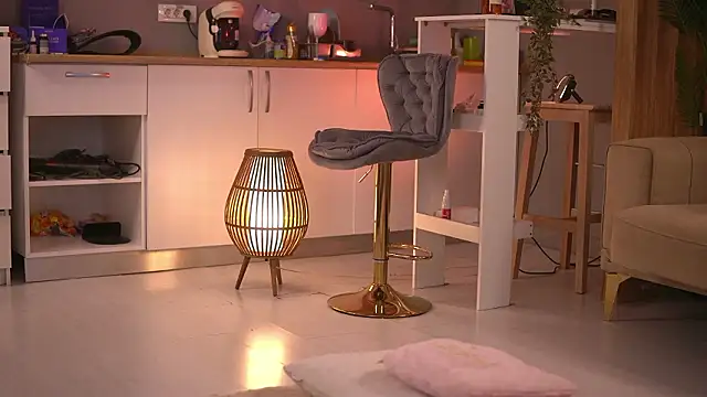 Snapshot of ButterflyLeah chatting on February 17, 2:41 am ButterflyLeah online show from February 17, 2:41 am