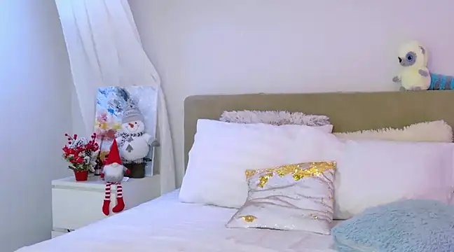 LuisaSin online show from December 11, 7:20 am