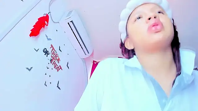 Emily Coper18 online show from November 23, 1:33 pm