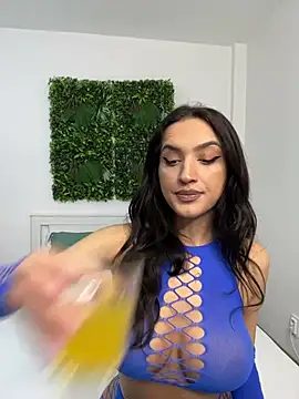 Snapshot of AylinRoss chatting on January 15, 7:05 am AylinRoss online show from January 15, 7:05 am
