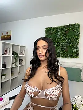 Snapshot of AylinRoss chatting on January 19, 7:04 am AylinRoss online show from January 19, 7:04 am