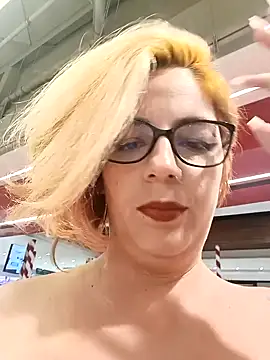 Snapshot of Escarlate4you_ chatting on November 12, 12:33 am Escarlate4you online show from November 12, 12:33 am