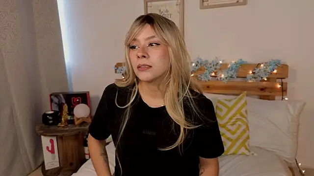 LucyMoanss online show from May 14, 9:21 pm