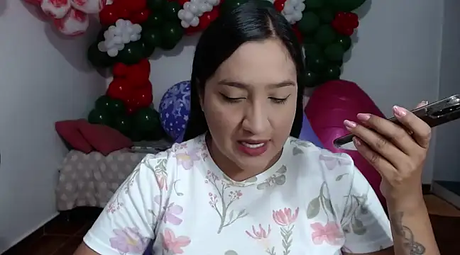 Snapshot of Saracutee1 chatting on December 6, 3:33 pm Saracutee1 online show from December 6, 3:33 pm