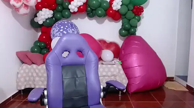 Snapshot of Saracutee1 chatting on December 7, 3:52 pm Saracutee1 online show from December 7, 3:52 pm