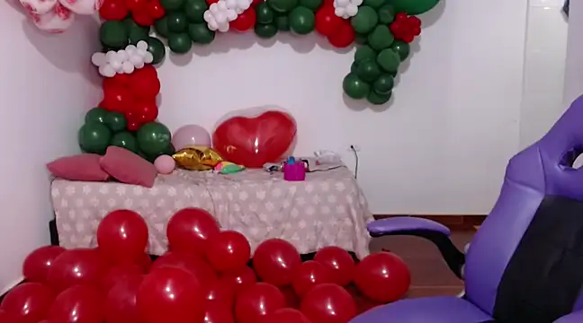 Snapshot of Saracutee1 chatting on December 14, 6:41 pm Saracutee1 online show from December 14, 6:41 pm