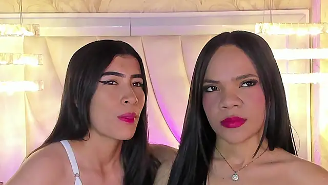 Snapshot of siara_and_zoe chatting on June 12, 11:46 pm siara and zoe online show from June 12, 11:46 pm