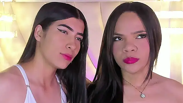 Snapshot of siara_and_zoe chatting on July 9, 11:09 pm siara and zoe online show from July 9, 11:09 pm