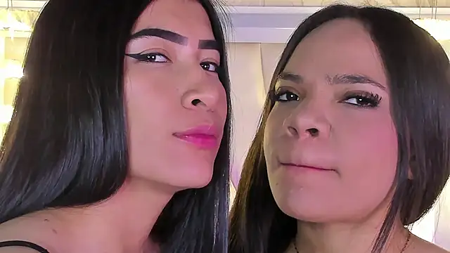 Snapshot of siara_and_zoe chatting on July 21, 11:18 pm siara and zoe online show from July 21, 11:18 pm