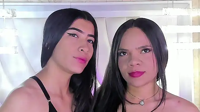 Snapshot of siara_and_zoe chatting on July 23, 11:35 pm siara and zoe online show from July 23, 11:35 pm