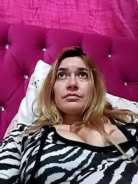 Izury Blondee online show from February 10, 11:25 am