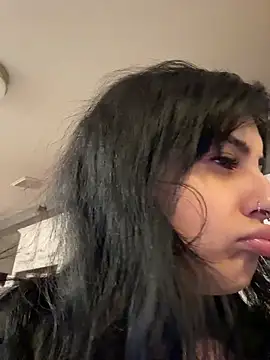 Snapshot of ThickerThanYoBitch chatting on December 17, 3:18 pm ThickerThanYoBitch online show from December 17, 3:18 pm