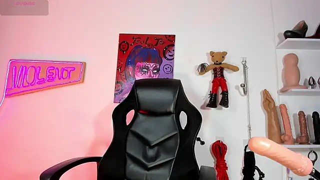 Snapshot of Violet-Queen chatting on October 19, 10:10 pm Violet-Queen online show from October 19, 10:10 pm