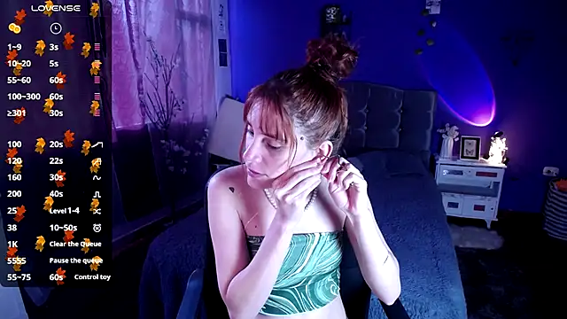 Snapshot of IsaBaileys_ chatting on November 4, 8:19 pm IsaBaileys online show from November 4, 8:19 pm