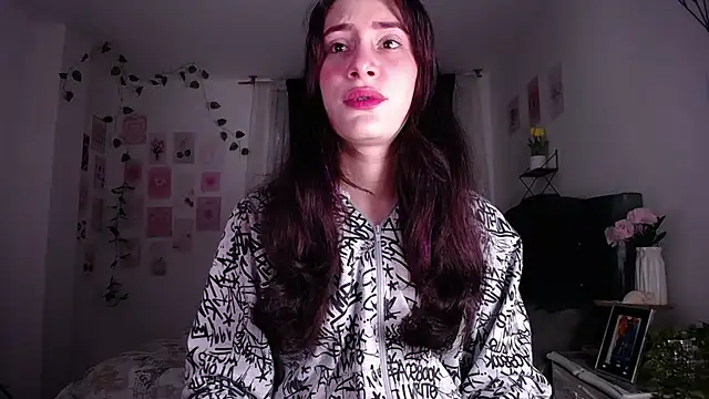 Snapshot of IsaBaileys_ chatting on May 14, 10:27 pm IsaBaileys online show from May 14, 10:27 pm