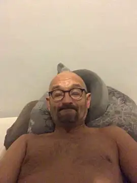 Snapshot of henfri chatting on October 19, 9:54 am henfri online show from October 19, 9:54 am