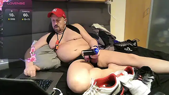 Snapshot of Poppersbate chatting on February 12, 9:01 pm Poppersbate online show from February 12, 9:01 pm