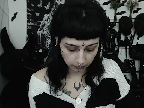 Snapshot of n0sferatus__ chatting on May 6, 2:40 am n0sferatus online show from May 6, 2:40 am