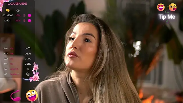 Snapshot of KellyMathews chatting on October 11, 2:22 am KellyMathews online show from October 11, 2:22 am