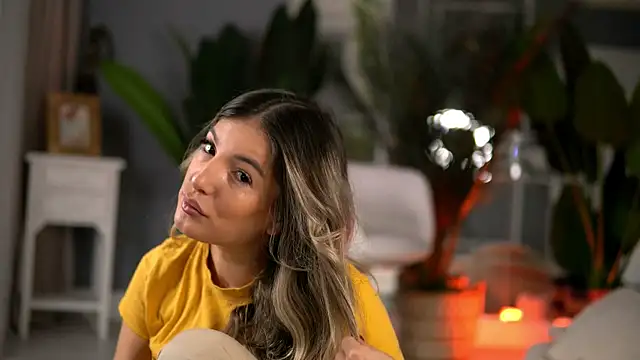 Snapshot of KellyMathews chatting on October 31, 1:50 am KellyMathews online show from October 31, 1:50 am