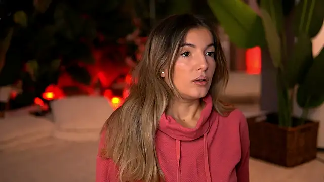 Snapshot of KellyMathews chatting on December 23, 2:42 am KellyMathews online show from December 23, 2:42 am